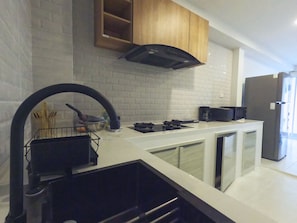 Microondas, horno, placa de cocina