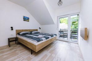 3 slaapkamers, een strijkplank/strijkijzer, internet, beddengoed