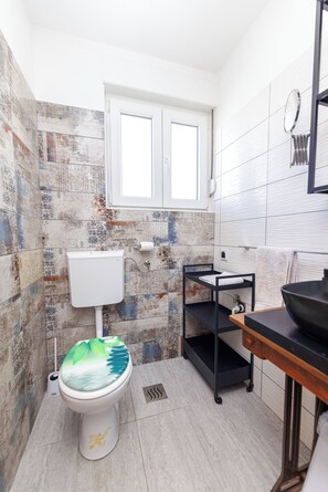 Een douche, een haardroger, handdoeken, zeep