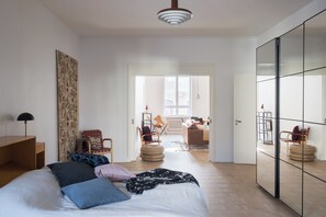 2 habitaciones, tabla de planchar con plancha, wifi y ropa de cama 