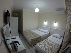 Kolmen hengen comfort-huone, näköala puutarhaan | Silitysrauta/-lauta, ilmainen Wi-Fi
