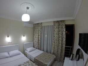 Kolmen hengen comfort-huone, näköala puutarhaan | Silitysrauta/-lauta, ilmainen Wi-Fi