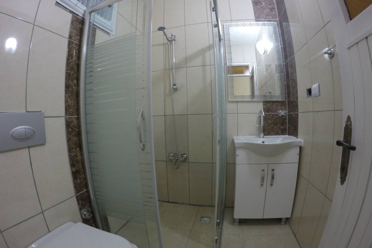 Phòng tiện nghi đơn giản, quang cảnh vườn | Phòng tắm | Buồng tắm vòi sen, máy sấy tóc, dép đi trong nhà, khăn tắm