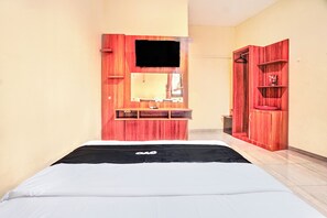 Standard Double Room | Free WiFi, bed sheets - Hotel O The Velodrome Inn near Exit Toll Malang (Jawa Timur)