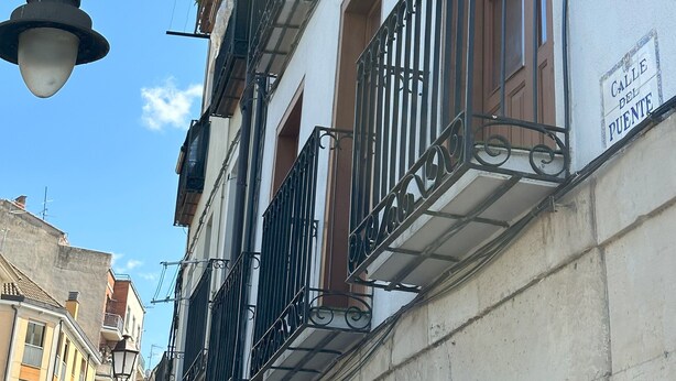 A building with multiple balconies, a street lamp, and a sign reading "Calle del Puente". - Apartment Puente de Piedra Logroño (Logroño)