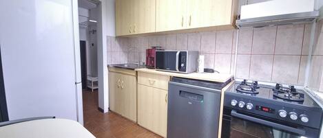 Microondas, placa de cocina, lavavajillas