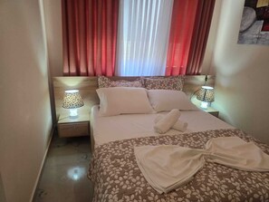 2 bedrooms, iron/ironing board, WiFi, bed sheets