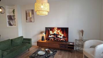 Deluxe Apartment, City View | Living area