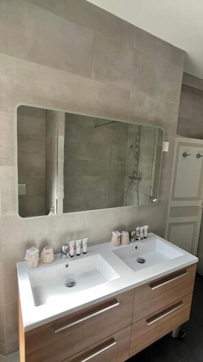 Appartement Deluxe, vue ville | Salle de bain