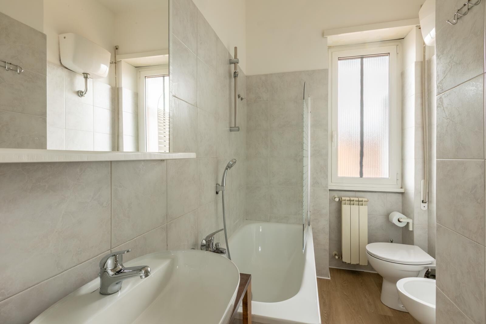 Haartrockner, Handtücher, Seife, Toilettenpapier