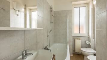 Secador de pelo, toallas, jabón y papel higiénico