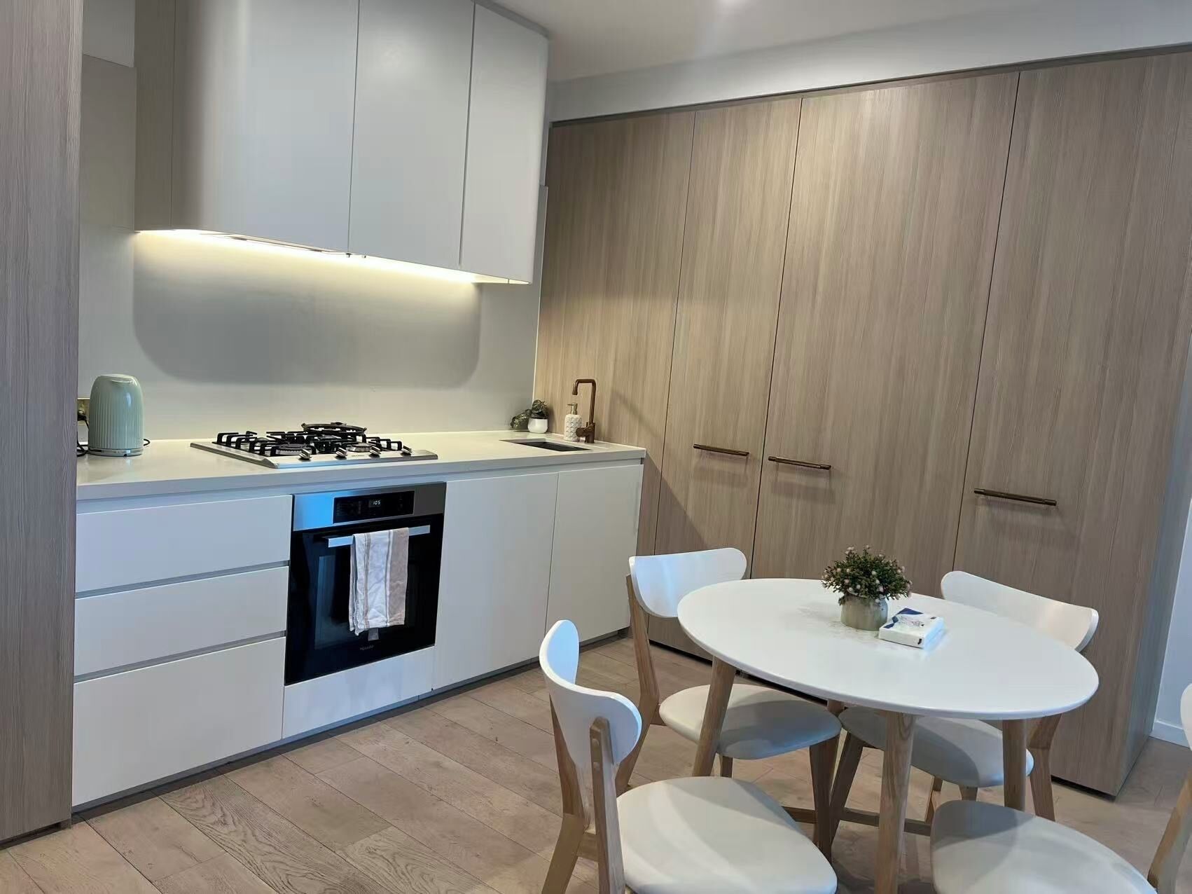 Een microgolfoven, een oven, een kookplaat, een vaatwasser