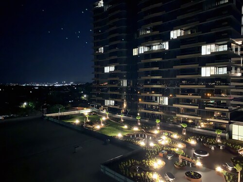 Cosy Modern 2 beds 1 bath apartment @ Skygarden * View * Pool * Free Parking