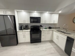 冷蔵庫、電子レンジ、オーブン、コンロ