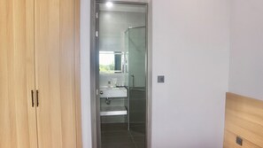 Deluxe Triple Room | Bathroom