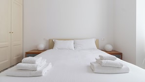 Apartment (2 Bedrooms) | 2 bedrooms, laptop workspace, iron/ironing board, cribs/infant beds