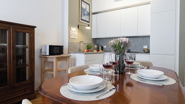 Apartamento (2 Bedrooms) | Zona de estar | Una televisión