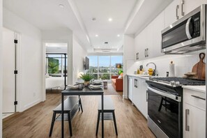 Jääkaappi, mikroaaltouuni, uuni, liesi