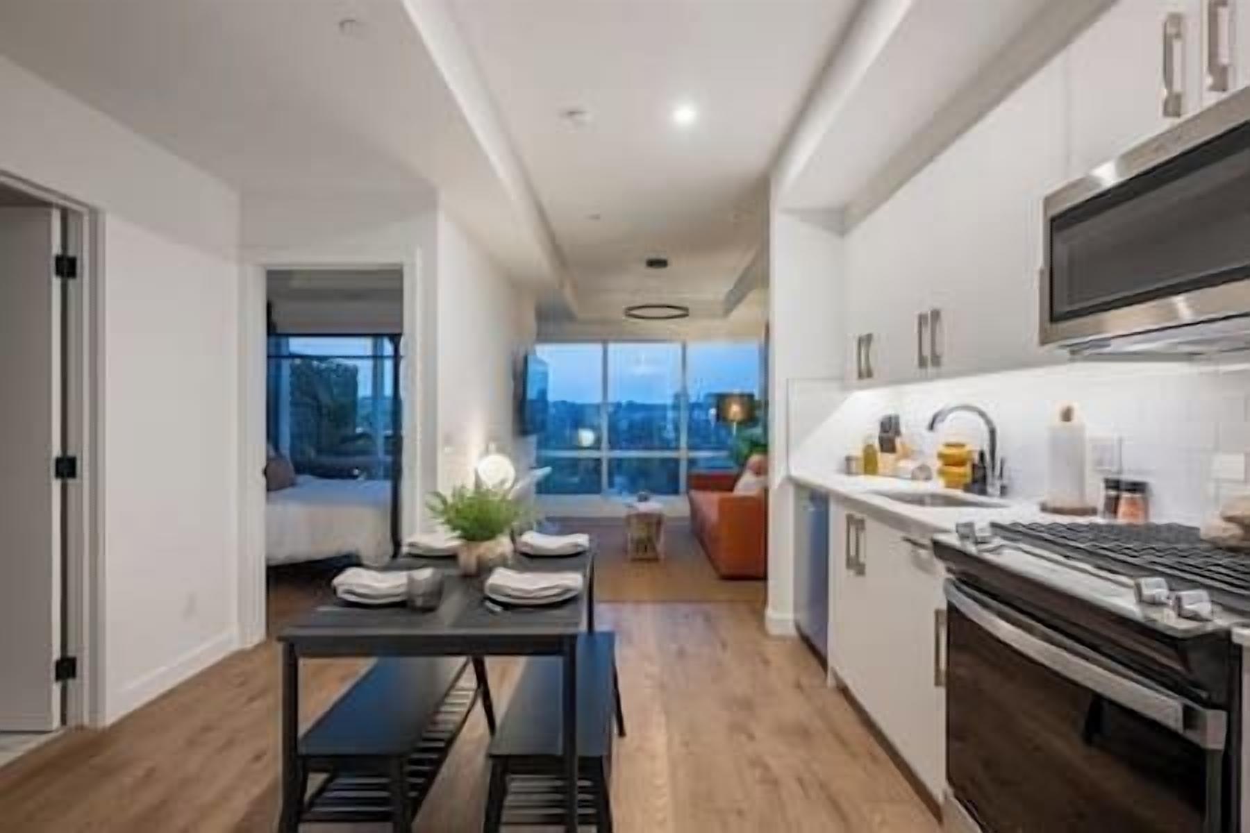 Geladeira, micro-ondas, fogão, cooktop