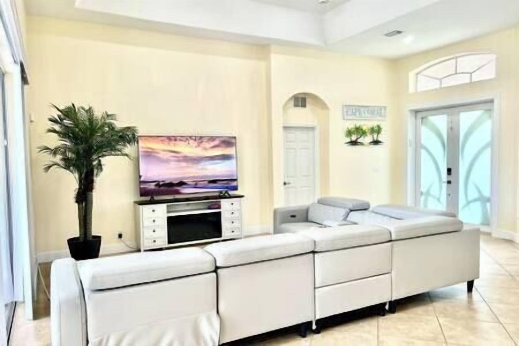 Smart-TV, Videospiele, Tischfußball, Tischtennisplatte