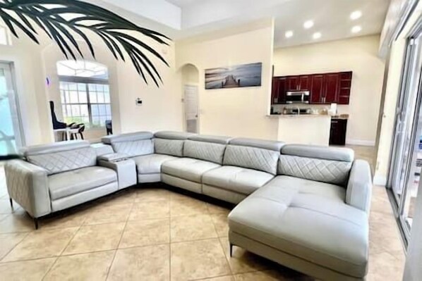 Älytelevisio, videopelejä, pöytäjalkapallopöytä, pöytätennispöytä