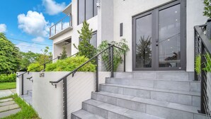 A modern building with a staircase leading to a balcony. - Casa Bella l Sleeps 10 l Near Freedom Park & MIA (Miami)