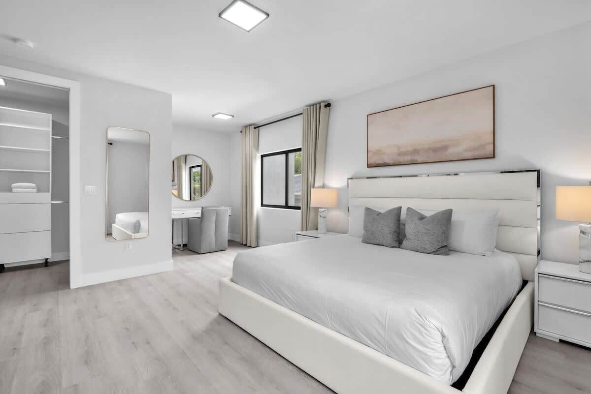 4 habitaciones, escritorio, tabla de planchar con plancha y wifi 