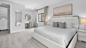 A modern bedroom with a large bed, bedside tables, a mirror, and a wardrobe. - Casa Bella l Sleeps 10 l Near Freedom Park & MIA (Miami)
