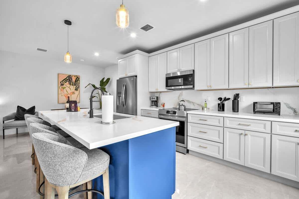 Refrigerador, microondas, horno y parrilla de estufa 