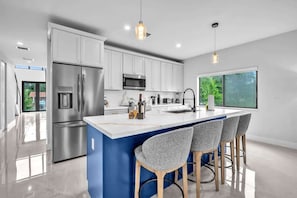 Fridge, microwave, oven, stovetop - Casa Amoret – Brand New Relaxing Retreat (Miami)