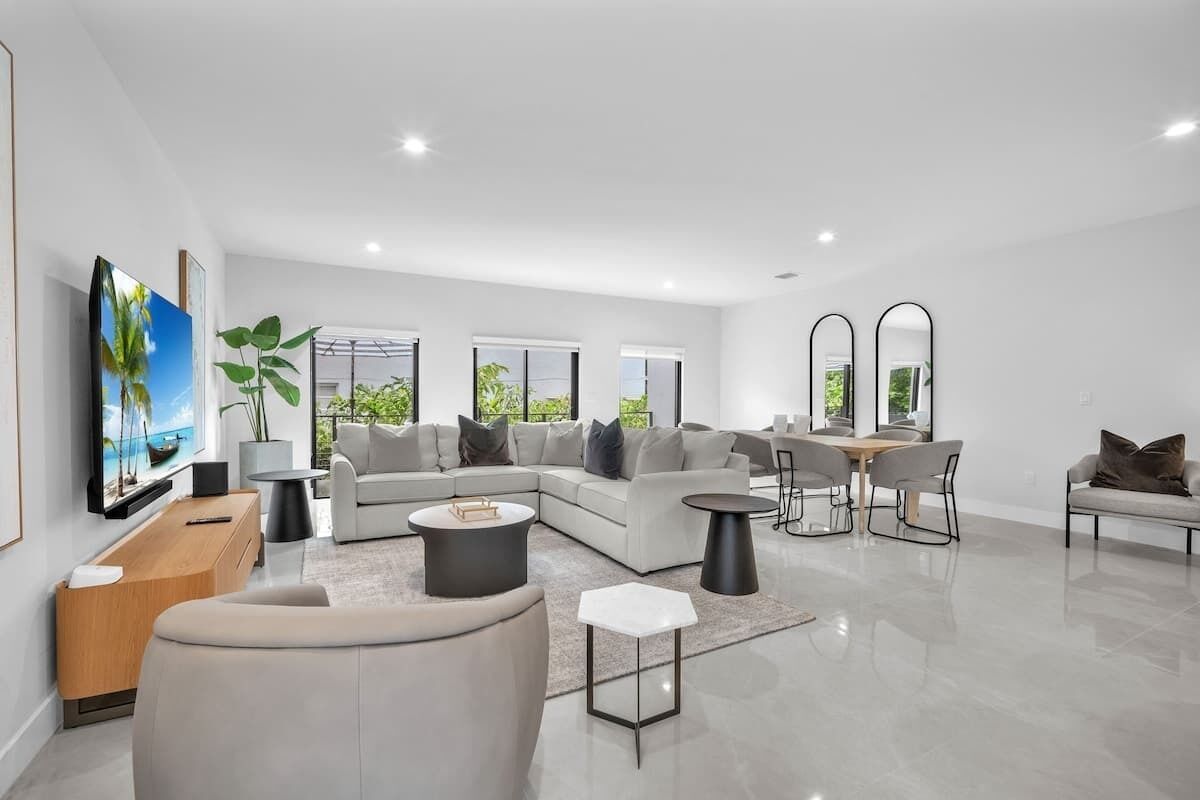 Televisión y oficina 