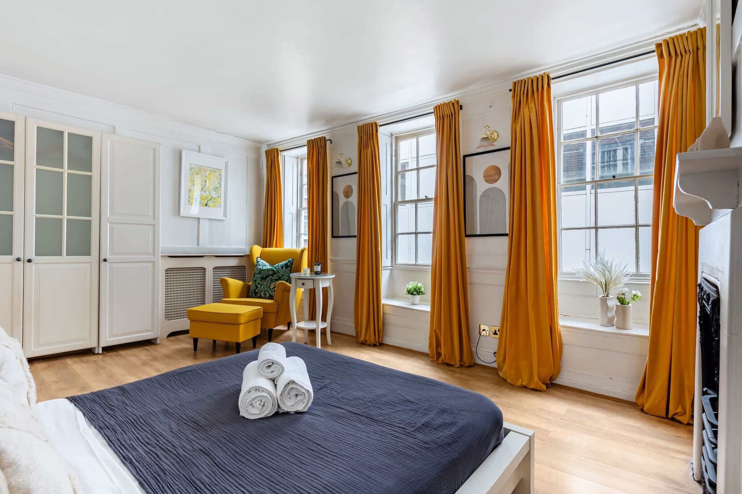 3 chambres, bureau, fer et planche à repasser, lit parapluie