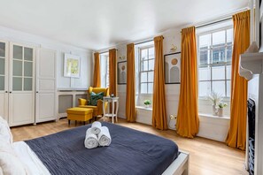 3 makuuhuonetta, työpöytä, silitysrauta/-lauta, vauvan matkasänky