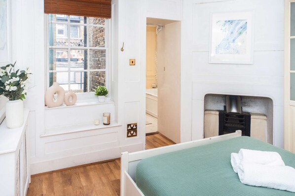 3 bedrooms, desk, iron/ironing board, travel crib