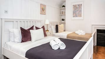 3 chambres, bureau, fer et planche Ă repasser, lit parapluie