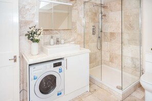 Shower, hair dryer, towels