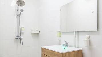 シャワー、トイレットペーパー