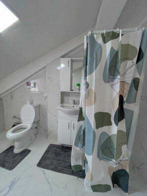 Sèche-cheveux, serviettes fournies, papier toilette