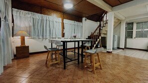 Maison Familiale, 1 chambre, balcon, vue jardin | Coin séjour