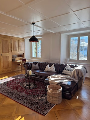 Smart TV, stereo - Schweizerhaus Glarus - Historic with charm, ideal for groups and families (Glarus Süd)