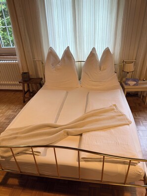 3 bedrooms, desk, iron/ironing board, travel crib