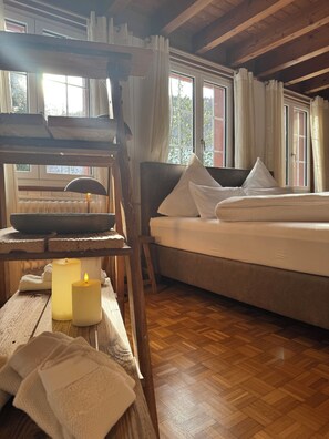 3 bedrooms, desk, iron/ironing board, travel cot - Schweizerhaus Glarus - Historic with charm, ideal for groups and families (Glarus Süd)