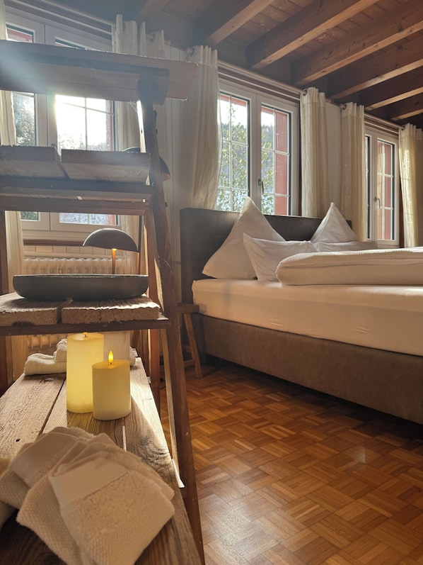 3 bedrooms, desk, iron/ironing board, travel cot