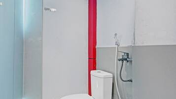 Een douche, een bidet, handdoeken, zeep