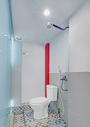 Een douche, een bidet, handdoeken, zeep