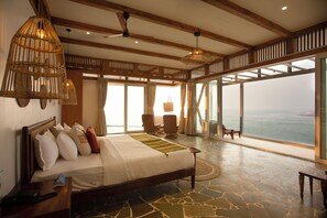 A spacious bedroom with a large bed, wooden beams, a view of the ocean, and a balcony. - Amã Stays & Trails Athaang, Dapoli (Dapoli)