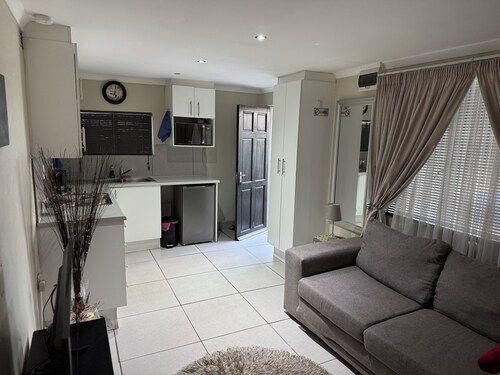 Secure cottage with Wi-fi+PLEX O.R. Tambo Airport