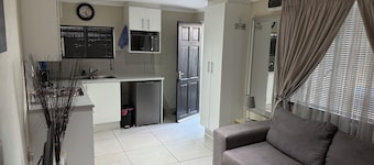 Secure cottage with Wi-fi+PLEX O.R. Tambo Airport