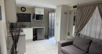 Secure cottage with Wi-fi+PLEX O.R. Tambo Airport