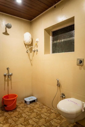 Deluxe Quadruple Room | Bathroom